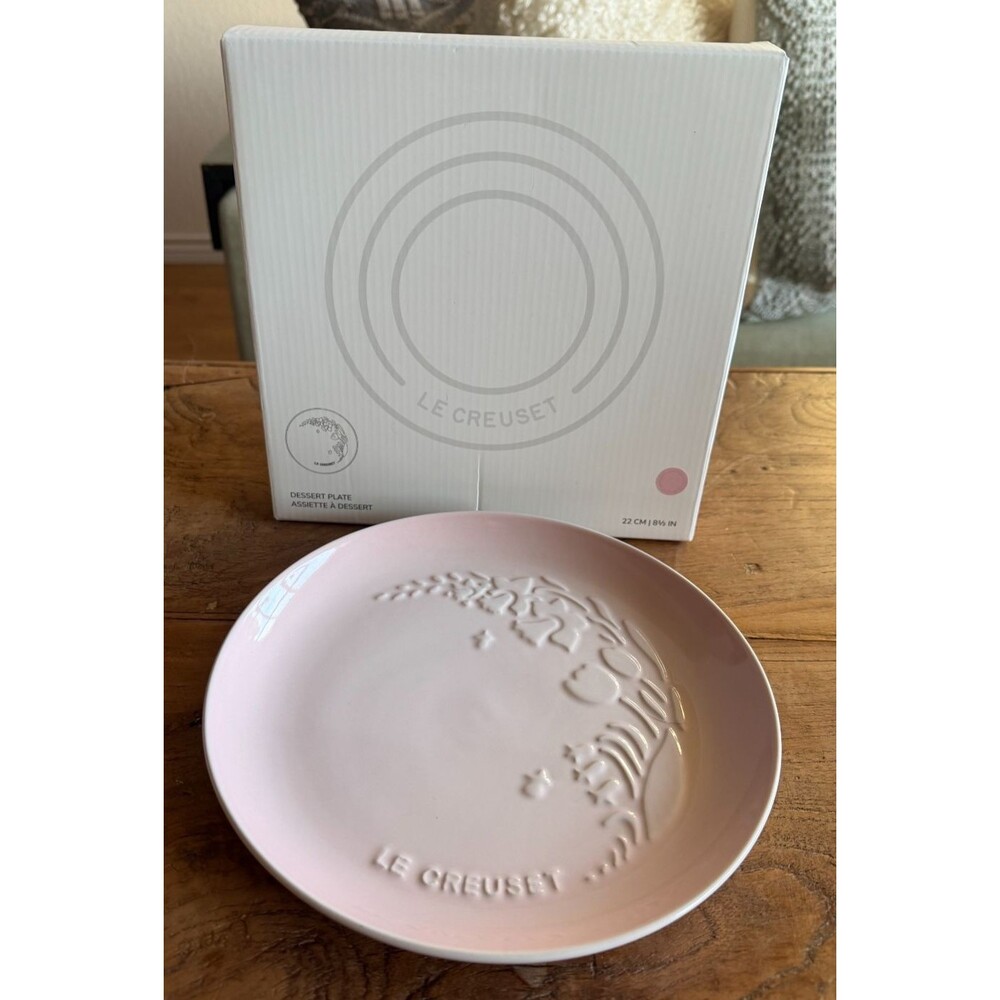Le Creuset Stoneware Jardin Collection 8.5 in 22 cm Dessert Plate Shell Pink NEW